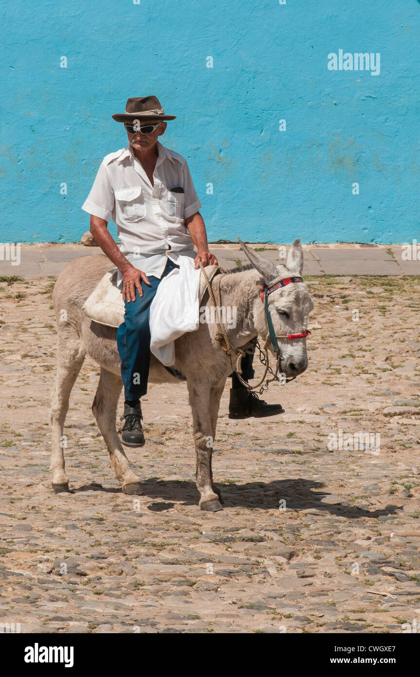 Vieil homme sur un âne, Trinidad, Cuba, l'UNESCO World Heritage Site. Banque D'Images