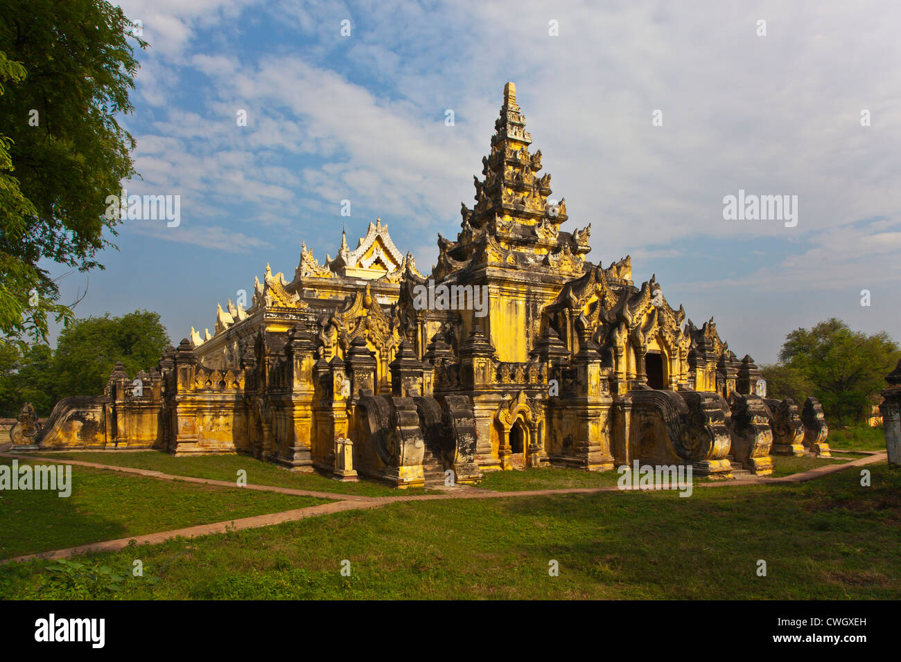 La MAHA AUNGMYE BONZAN monastère fut construit par MEH NU dans la ville historique de INWA en 1822 - Myanmar Banque D'Images