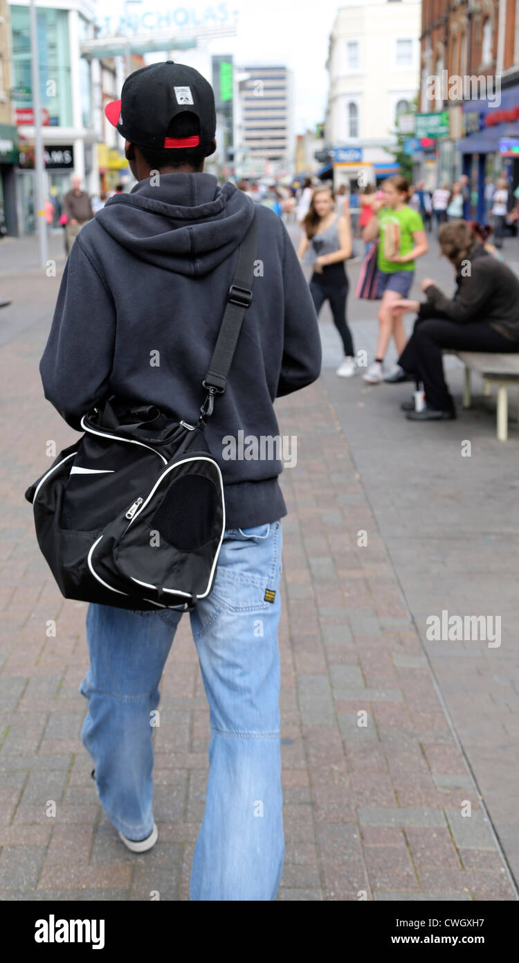 Surrey Angleterre Sutton Caraïbes Man Walking Down High Street Banque D'Images