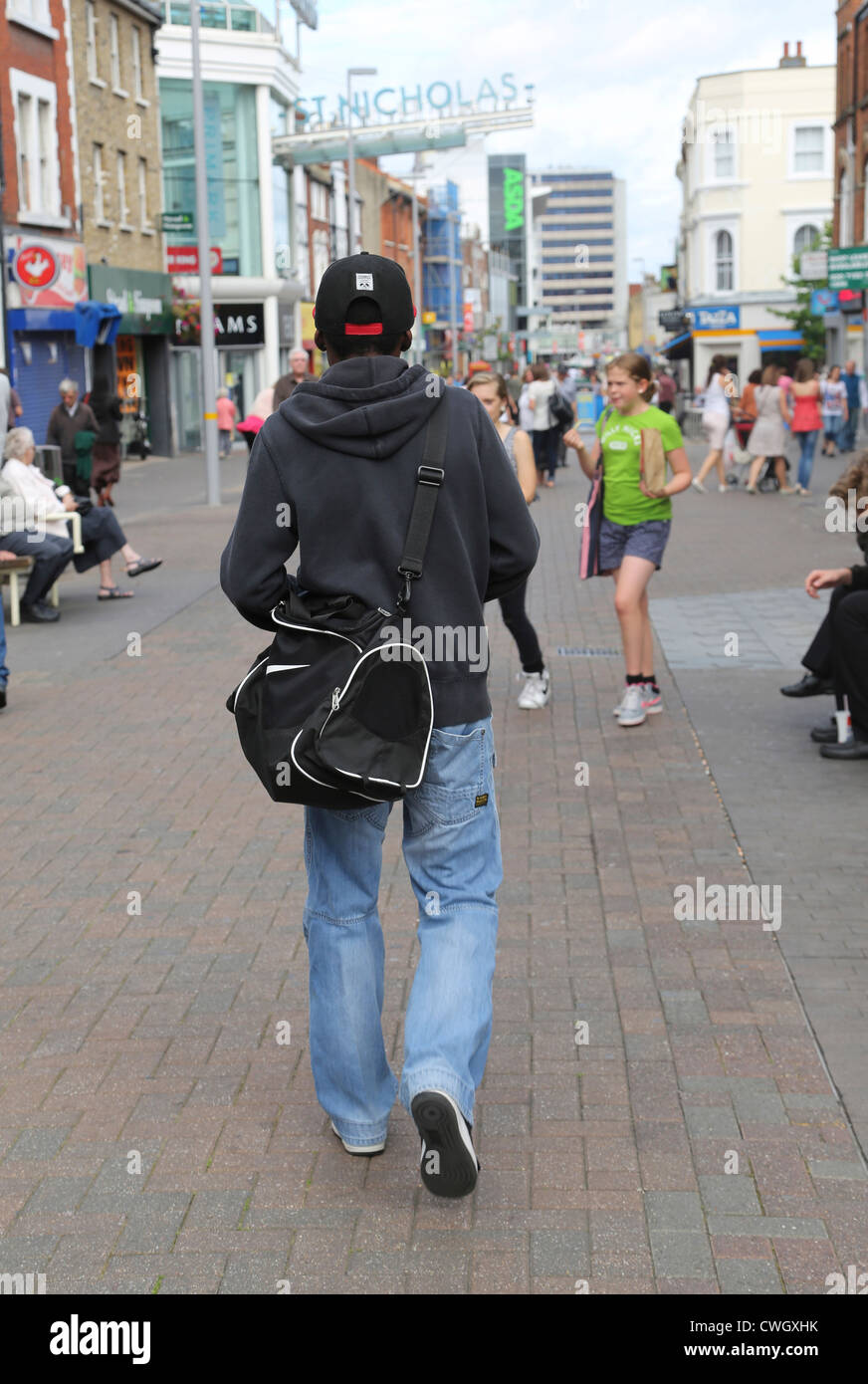 Surrey Angleterre Sutton Caraïbes Man Walking Down High Street Banque D'Images