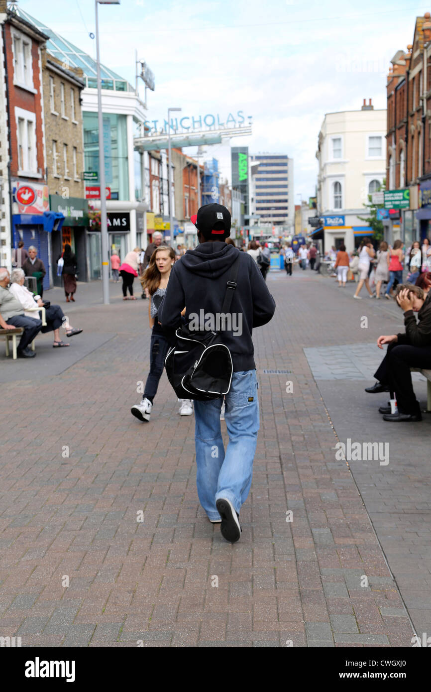 Surrey Angleterre Sutton Caraïbes Man Walking Down High Street Banque D'Images