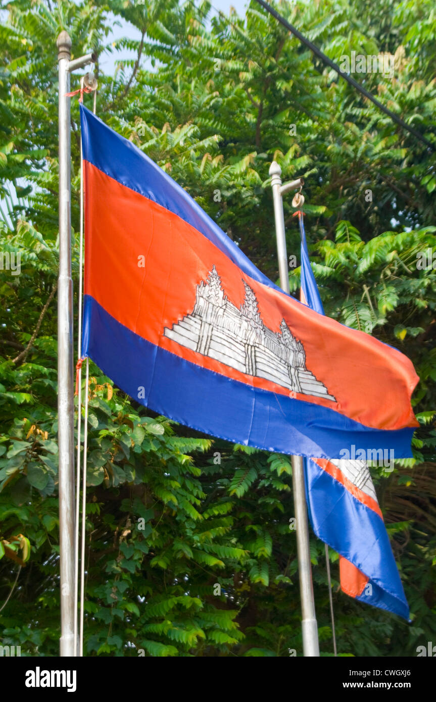 Close up vertical du drapeau national du Cambodge volant à fullmast. Banque D'Images