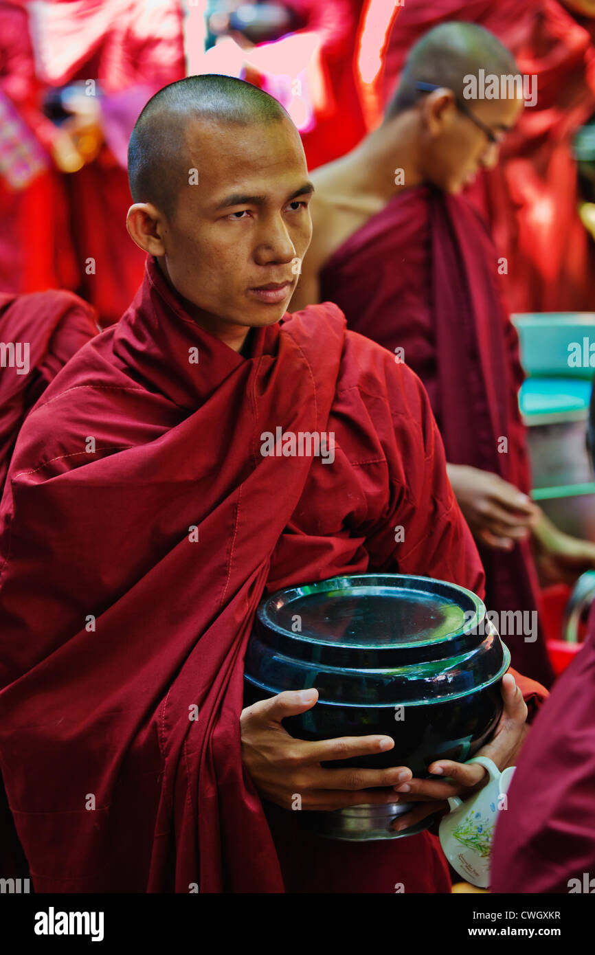 Les moines bouddhistes sont nourris chaque jour à 11 h au monastère MAHAGANDAYON - MANDALAY, MYANMAR Banque D'Images