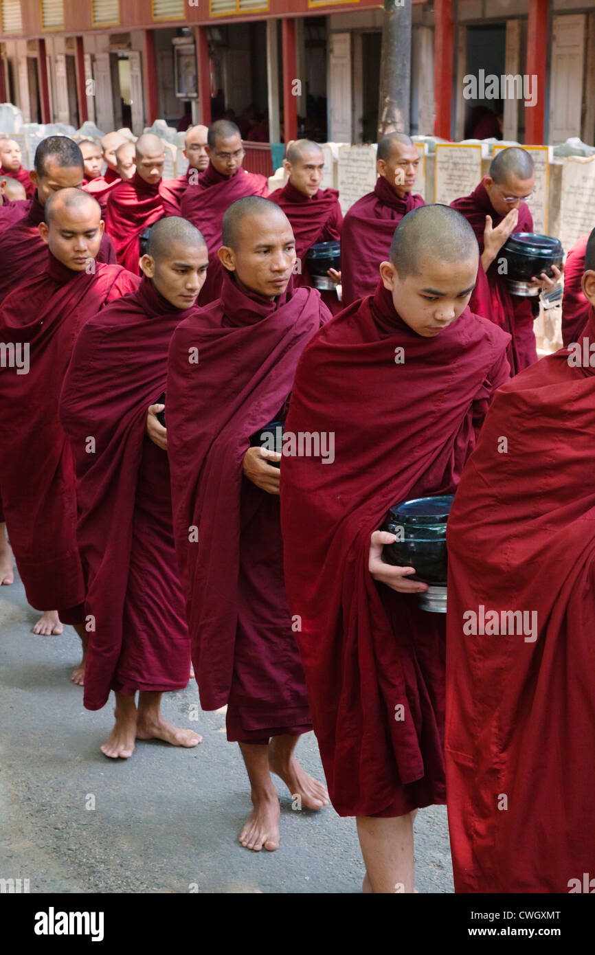 Les moines bouddhistes sont nourris chaque jour à 11 h au monastère MAHAGANDAYON - MANDALAY, MYANMAR Banque D'Images