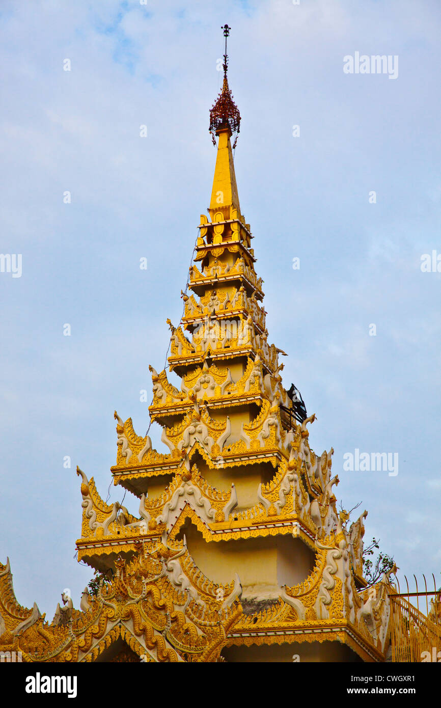 De nombreux niveaux de la pagode MAHAMUNI PAYA construit par le roi Bodawpaya en 1784 - MANDALAY, MYANMAR Banque D'Images