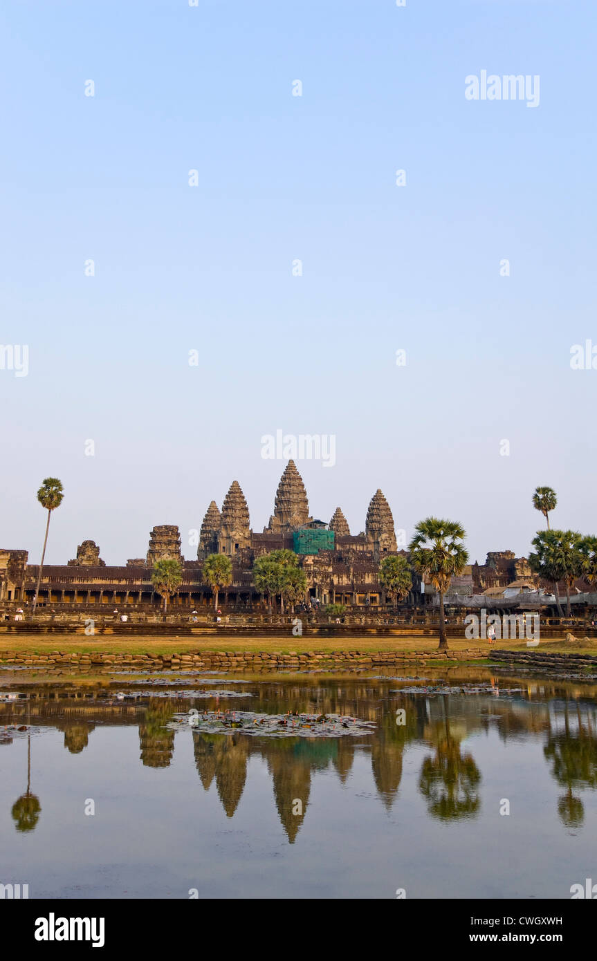 Vue verticale sur le lac de l'étonnante architecture iconique au Prasat Angkor Wat sur une journée ensoleillée. Banque D'Images
