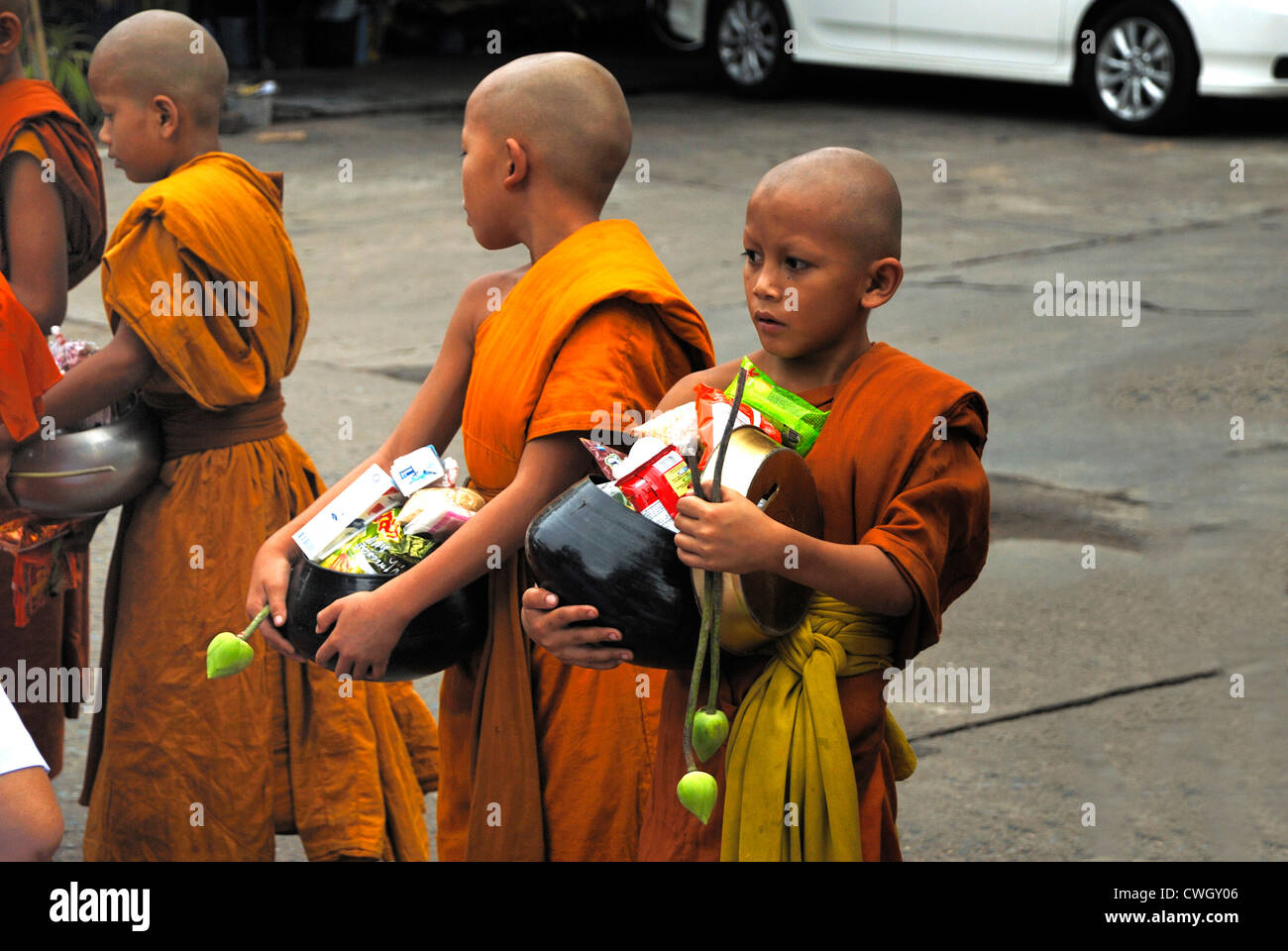 Moines recevant de la nourriture et de vos articles sur le carême bouddhiste Bouddha(jour) sur 12/08/2012 dans le nord-est de la Thaïlande Ubon Ratchathani Banque D'Images