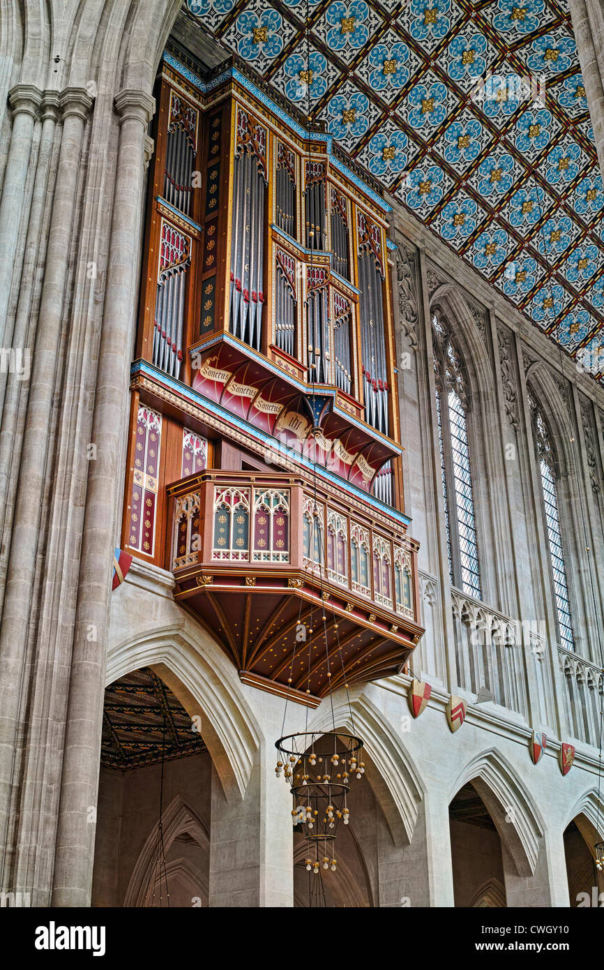 Une vue à travers une arche du nouvel orgue de cathédrale St Edmundsbury Banque D'Images