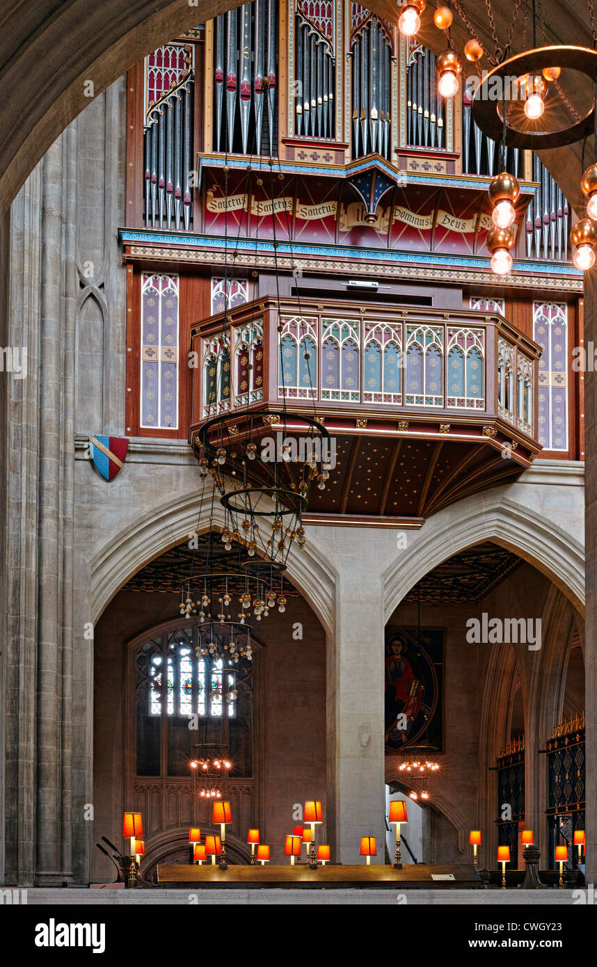 Une vue à travers une arche du nouvel orgue de cathédrale St Edmundsbury Banque D'Images