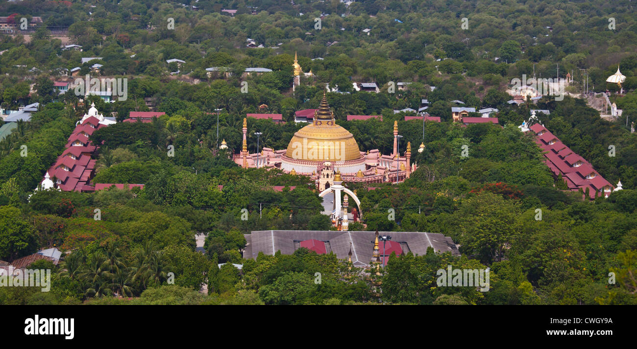 Le monde THIDAGU Université bouddhiste est situé à la base de la colline de Sagaing, près de Mandalay - Myanmar Banque D'Images