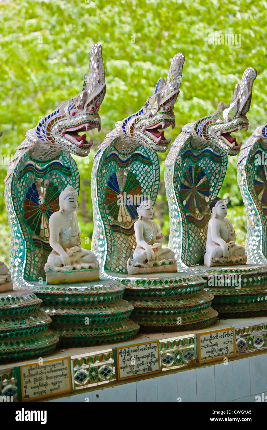 Les statues de Bouddha à LABAMUNI YADANA HSU TAUNG PYE PAYA ou le serpent dans la pagode PALEIK - MANDALAY, MYANMAR Banque D'Images