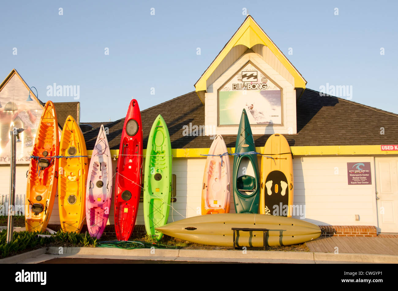 Kitty Hawk en Caroline du Nord avec location de kayak kayaks colorés contre store extérieur sur les bancs extérieurs Banque D'Images