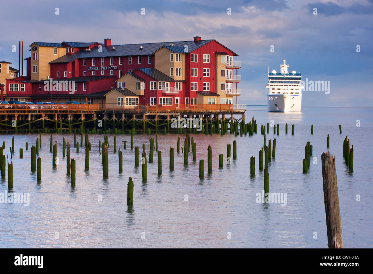 Cannery Pier Hotel avec bateau de croisière arrivant au lever du soleil sur le fleuve Columbia, Astoria, Oregon, USA Banque D'Images