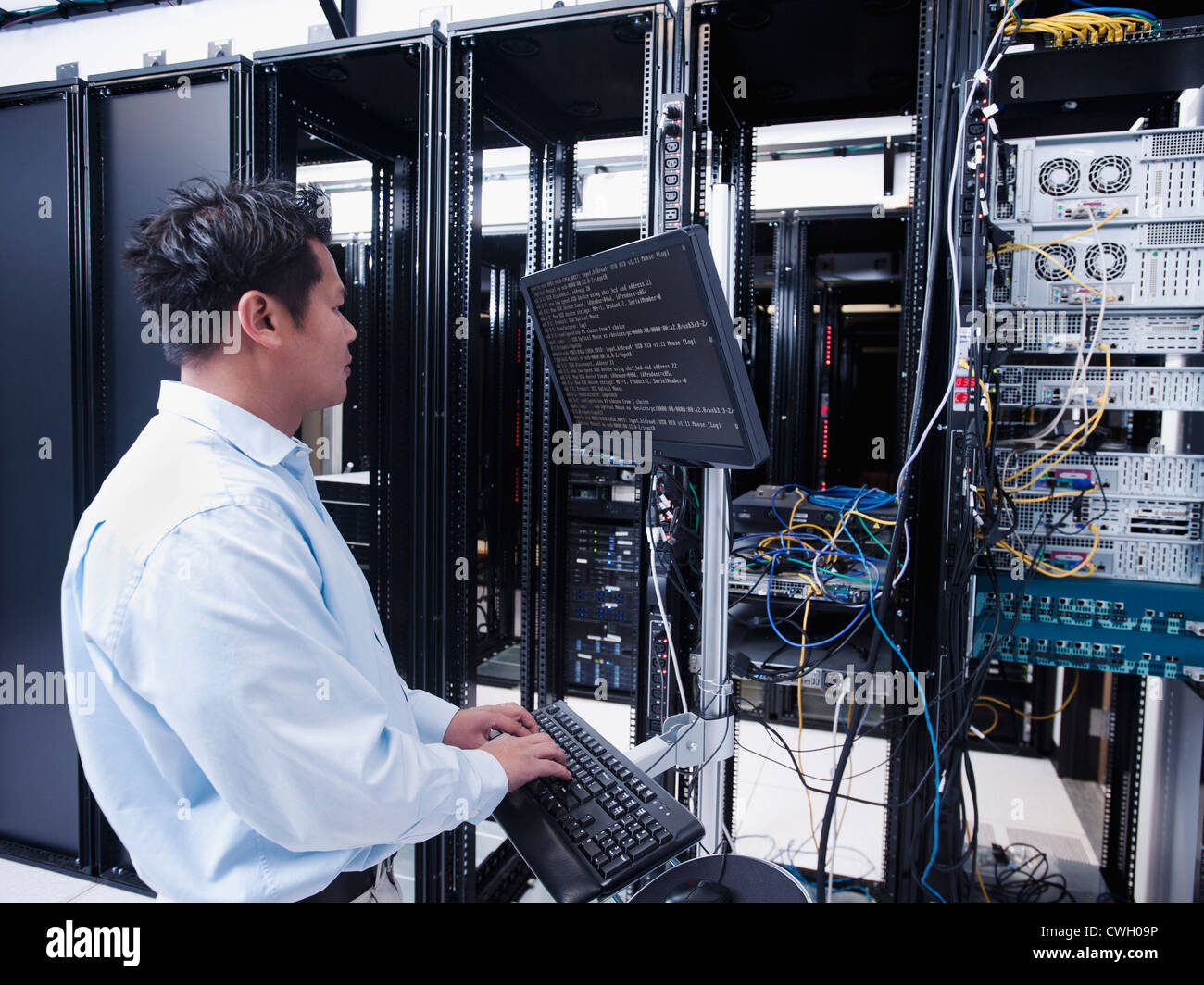 Asian businessman working in server room Banque D'Images