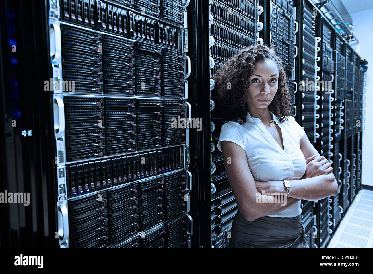 Black businesswoman standing in server room Banque D'Images