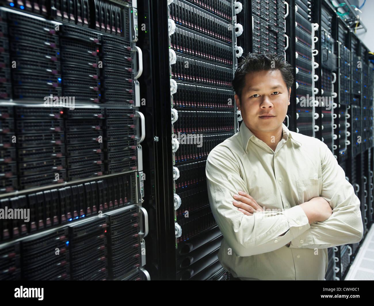 Asian businessman standing in server room Banque D'Images