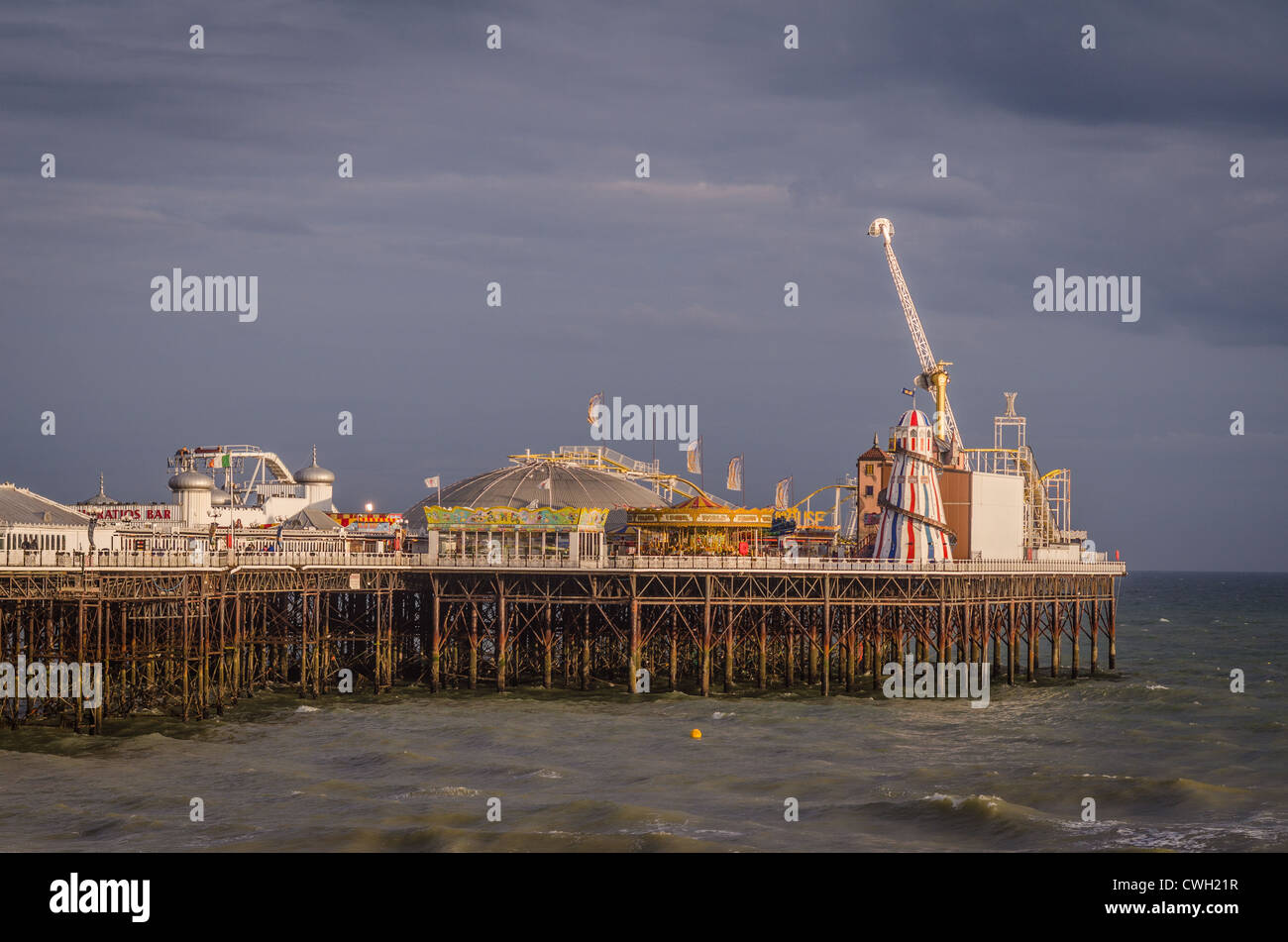 Brighton Pier et mer agitée Banque D'Images
