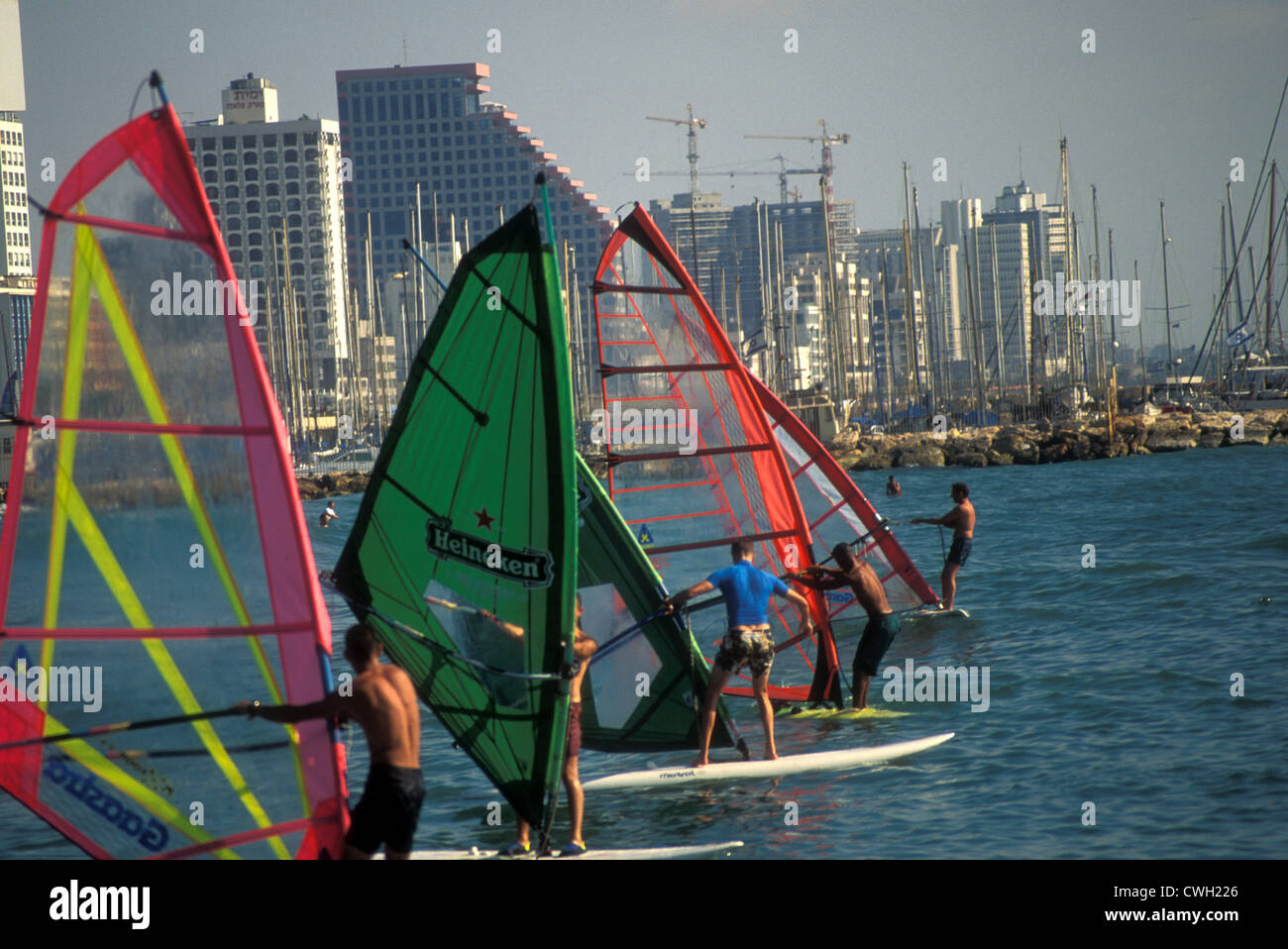 Les véliplanchistes à Tel Aviv, Israël Banque D'Images