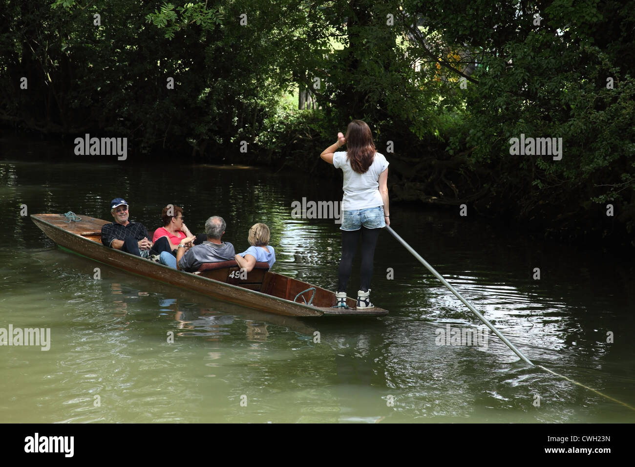 Une famille en barque sur la Tamise à Oxford au Royaume-Uni. Banque D'Images