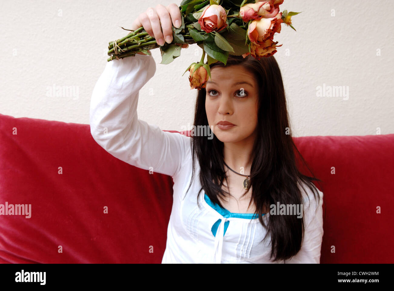 Berlin, une jeune femme avec des roses anciennes Banque D'Images