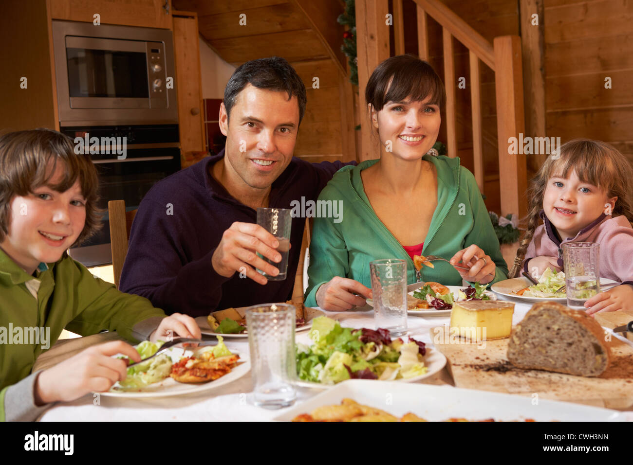 Repas en famille dans la région de Alpine Chalet Ensemble Banque D'Images
