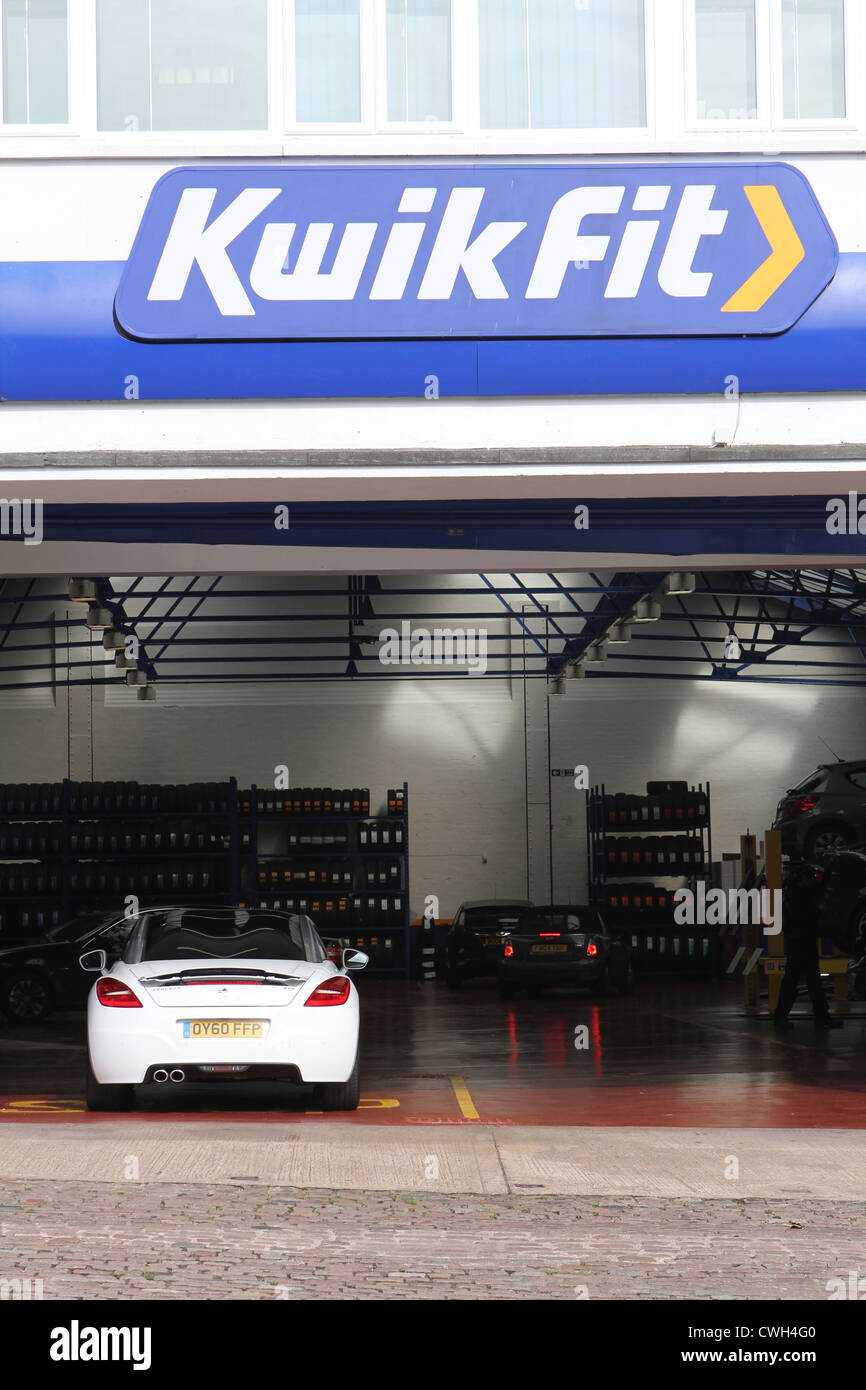 Kwik Fit garage à Birmingham, Angleterre, RU. Kwik Fit réalise des mots et de l'entretien. Banque D'Images