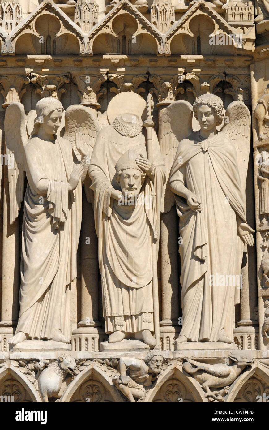 Paris, France. La Cathédrale Notre Dame. Détail de la figure sculptée de St Denis dans le portail de la porte de gauche ou Porte de la Vierge Banque D'Images