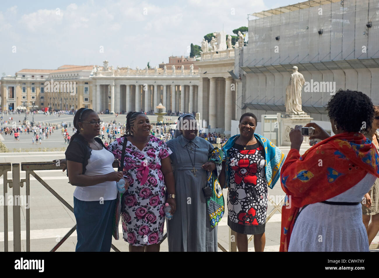 Rome, Italie - un groupe de touristes d'Afrique noire ayant une photo prise à la basilique Saint Pierre. Banque D'Images Rome, Italie - un groupe de touristes d'Afrique noire ayant une photo prise à la basilique Saint Pierre. Banque D'Images