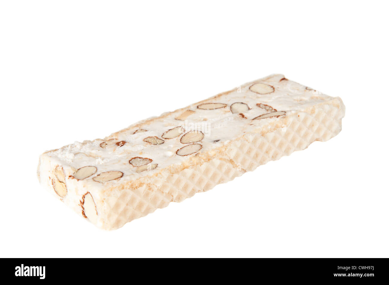 Barre de nougat blanc aux amandes sur un fond blanc Banque D'Images