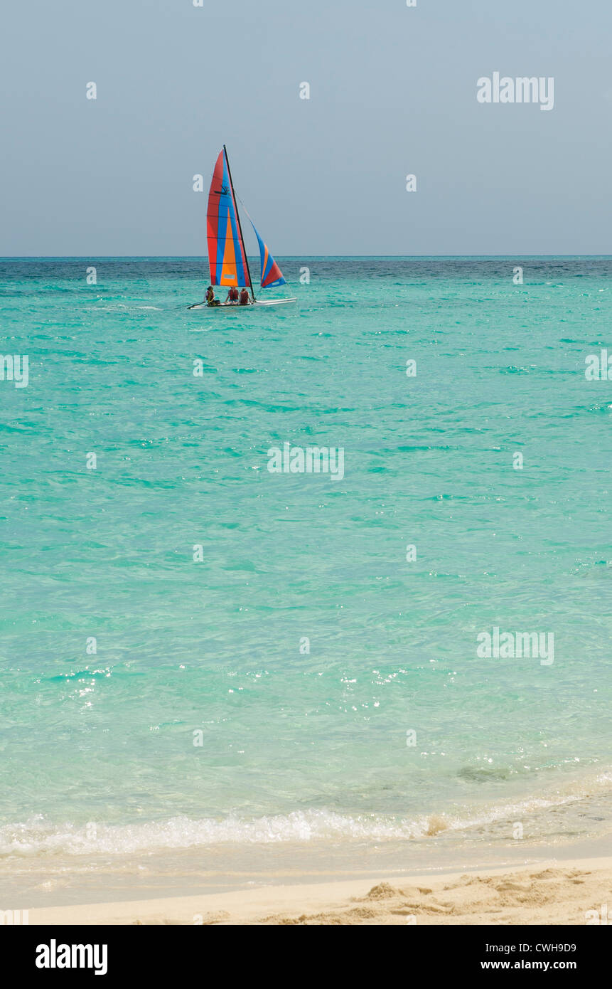 Voilier au large de la plage à Sol Cayo Santa Maria, Cayo Santa Maria, Cuba. Banque D'Images