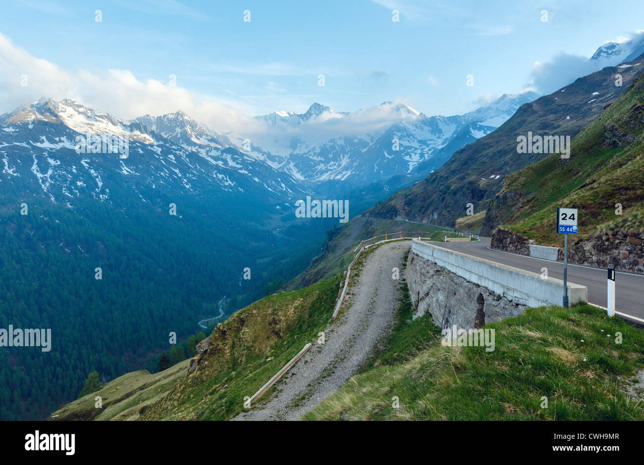 Paysage de montagne l'été en soirée. Vue depuis la haute route alpine Timmelsjoch - Italien - sur la frontière de l'Autriche. Banque D'Images