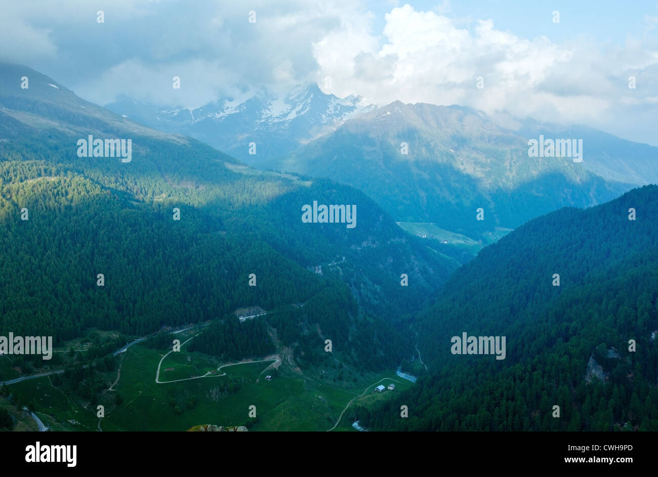 Paysage de montagne l'été en soirée. Vue depuis la haute route alpine Timmelsjoch - Italien - sur la frontière de l'Autriche. Banque D'Images