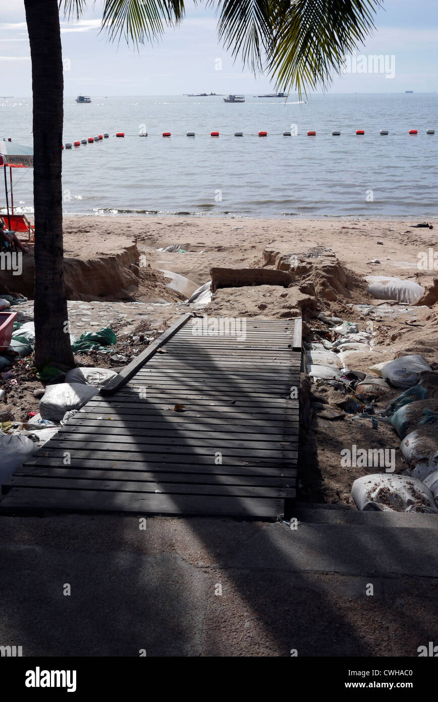 Rampe d'accès pour personnes handicapées dangereux de la plage à Pattaya en Thaïlande Banque D'Images