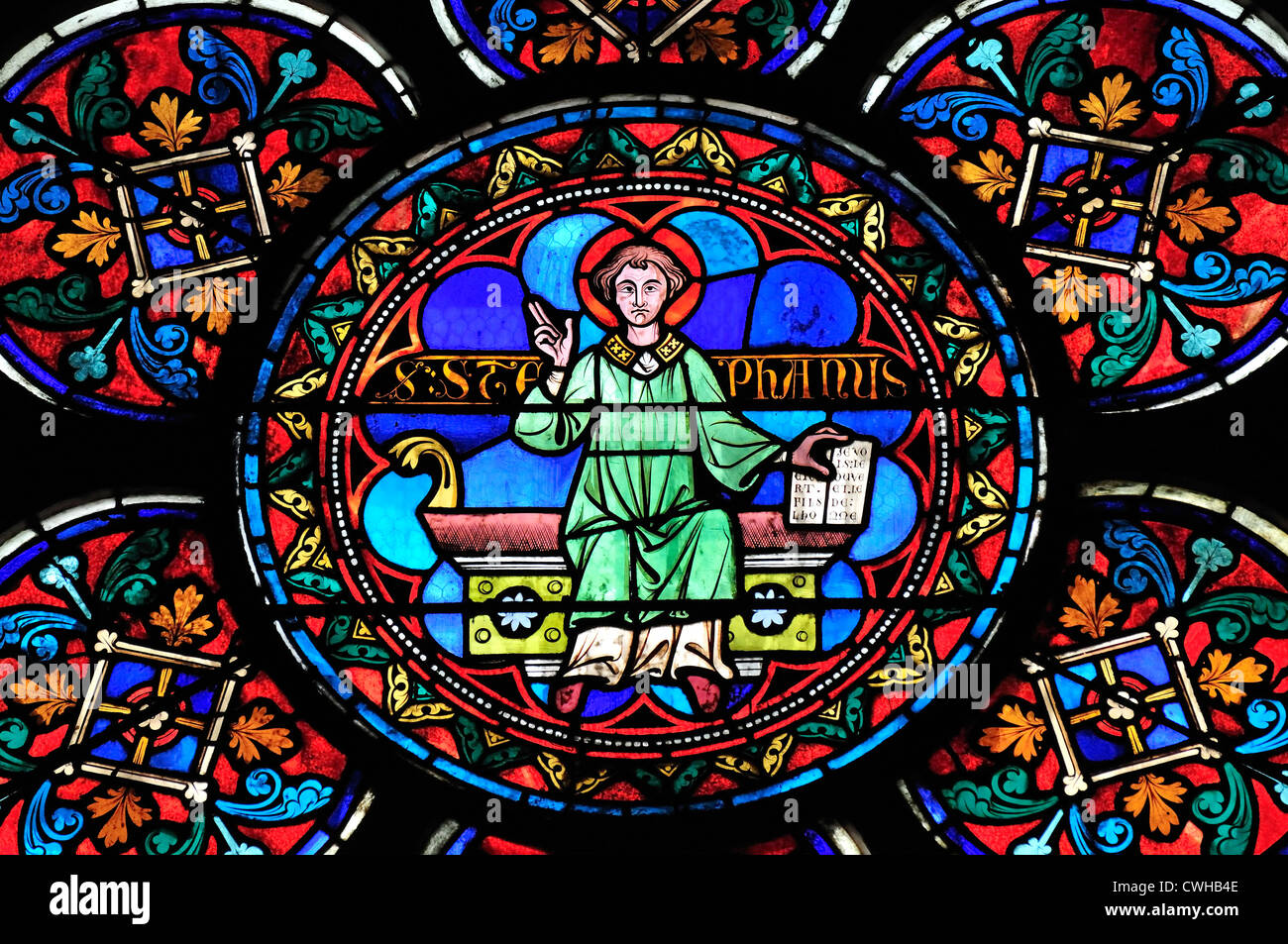 Paris, France. La cathédrale Notre Dame. Vitrail. St Stephen / Stephanus Banque D'Images