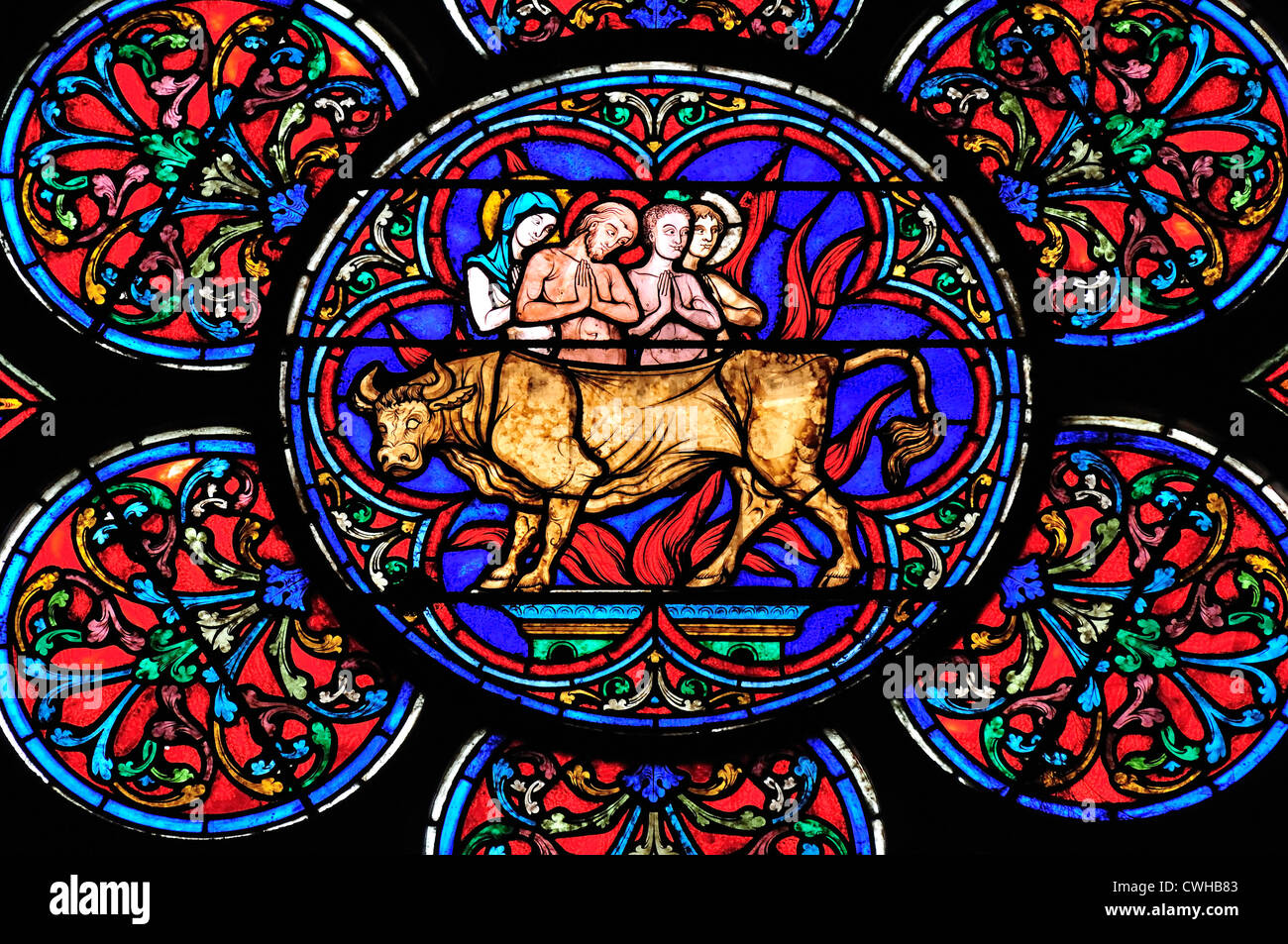 Paris, France. La cathédrale Notre Dame. Vitrail. L'adoration du veau mâle doré Banque D'Images