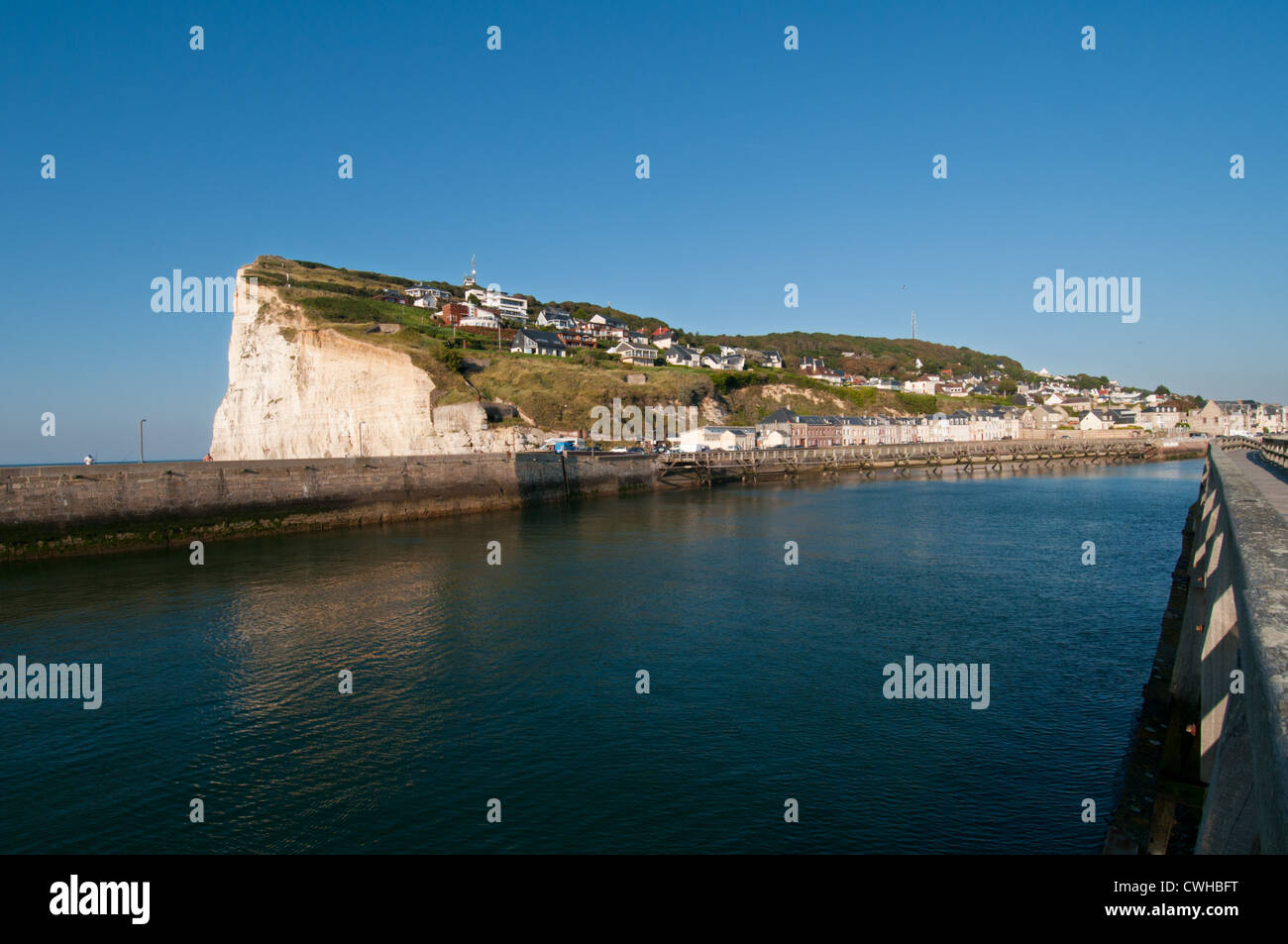 La station balnéaire de Fécamp, avec des falaises blanches, Haute