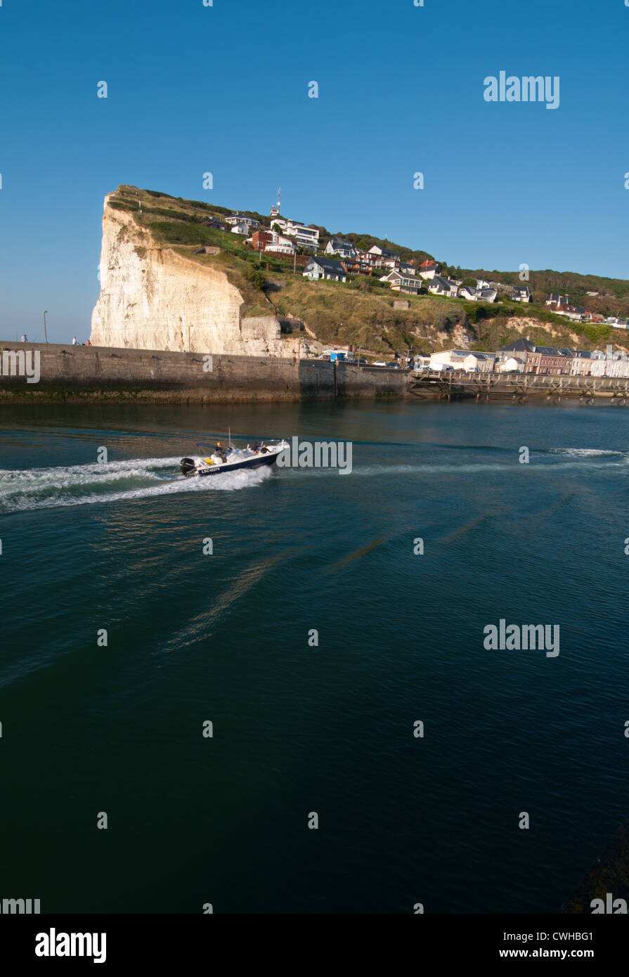 La station balnéaire de Fécamp, avec des falaises blanches, Haute