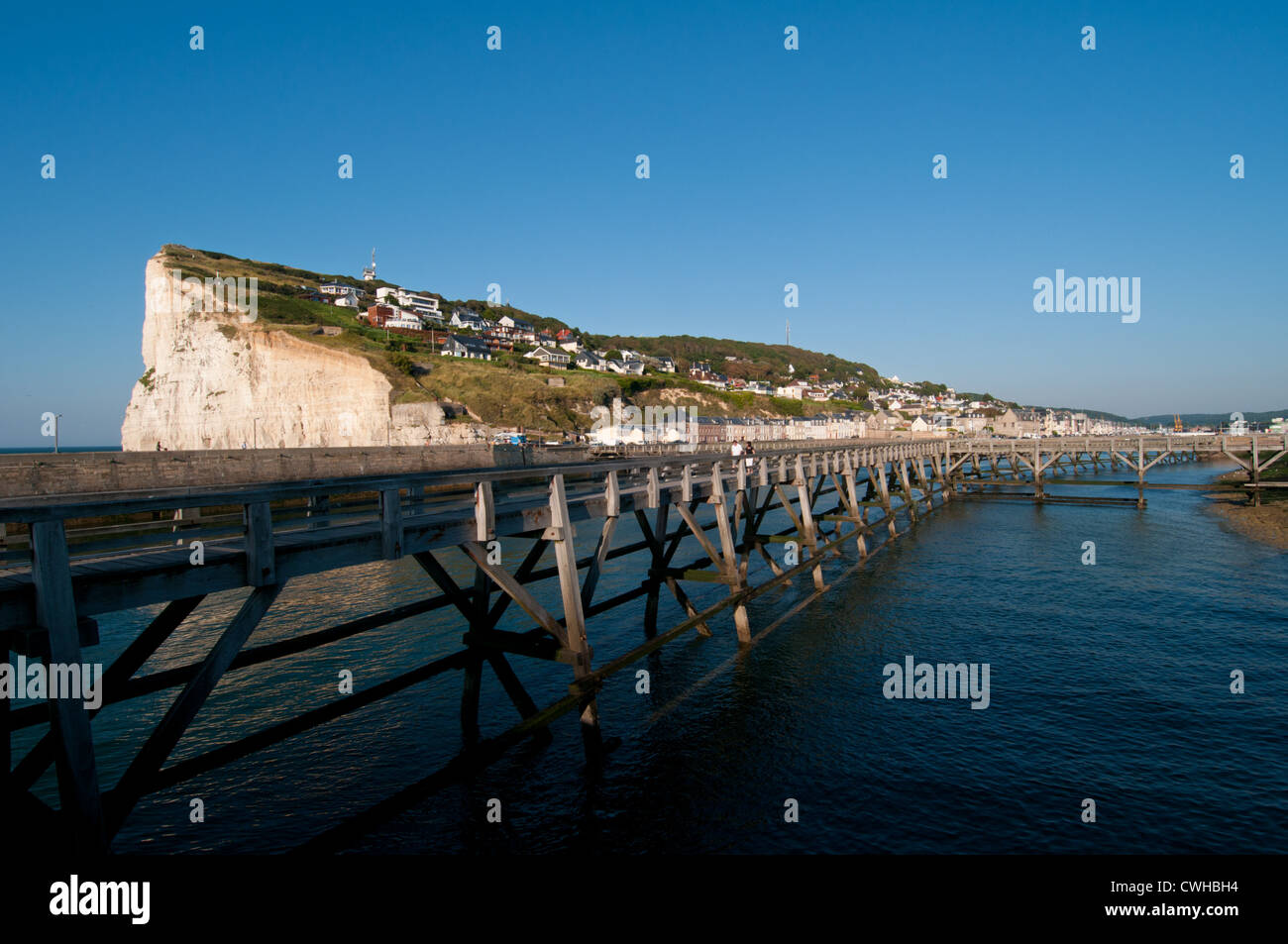 La station balnéaire de Fécamp, avec des falaises blanches, Haute