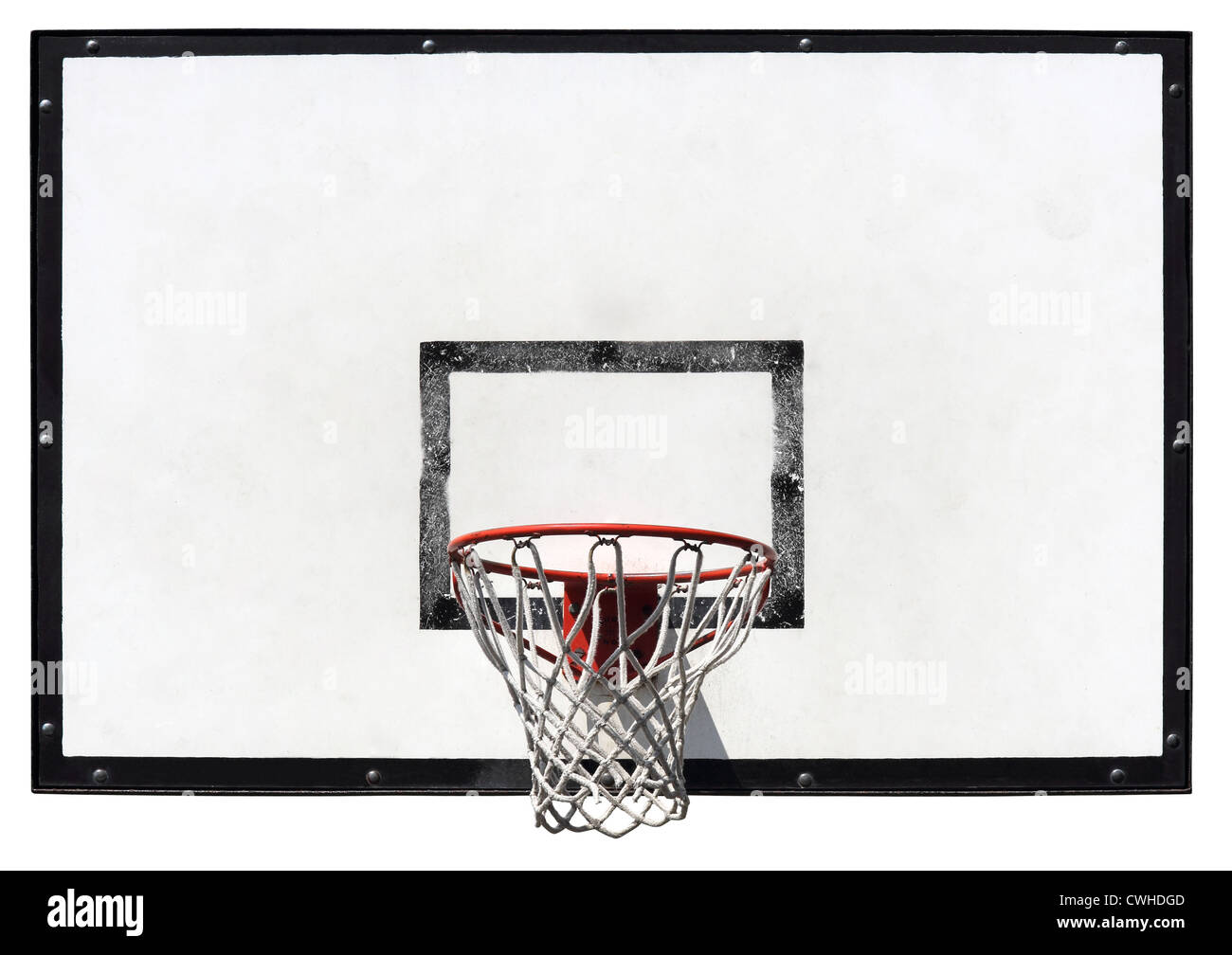 Panneau de basket-ball sur le terrain de basket-ball scolaire isolé sur fond blanc Banque D'Images