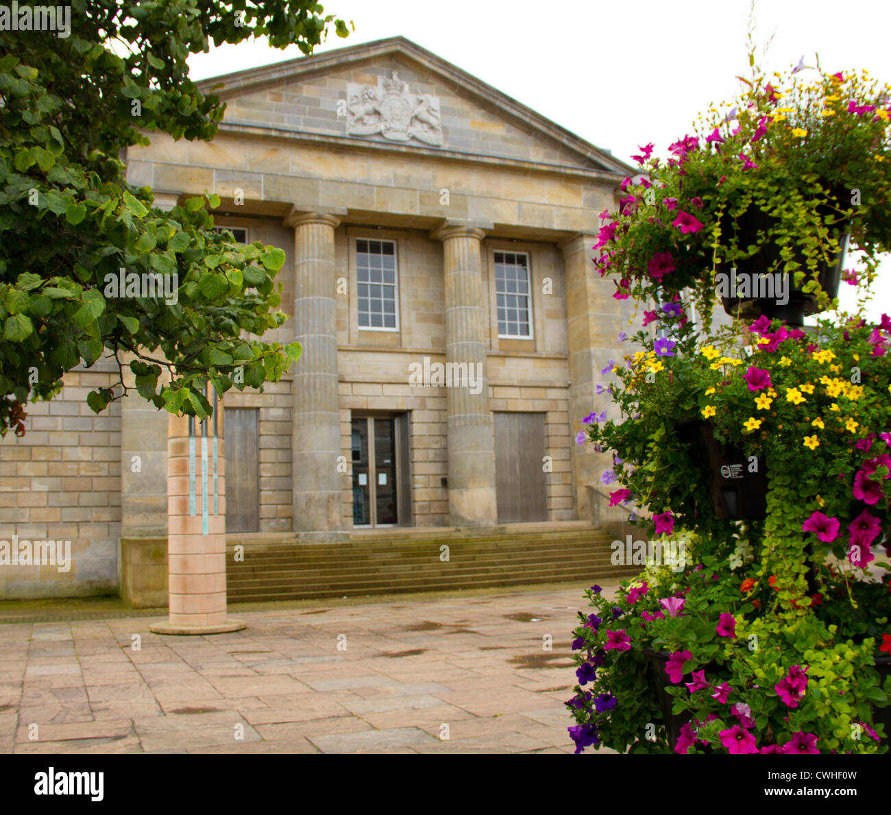 Palais de justice du comté de Monaghan, Irlande, avec le pilier commémoratif des victimes tuées dans les attentats de Dublin et Monaghan en 1974. Banque D'Images