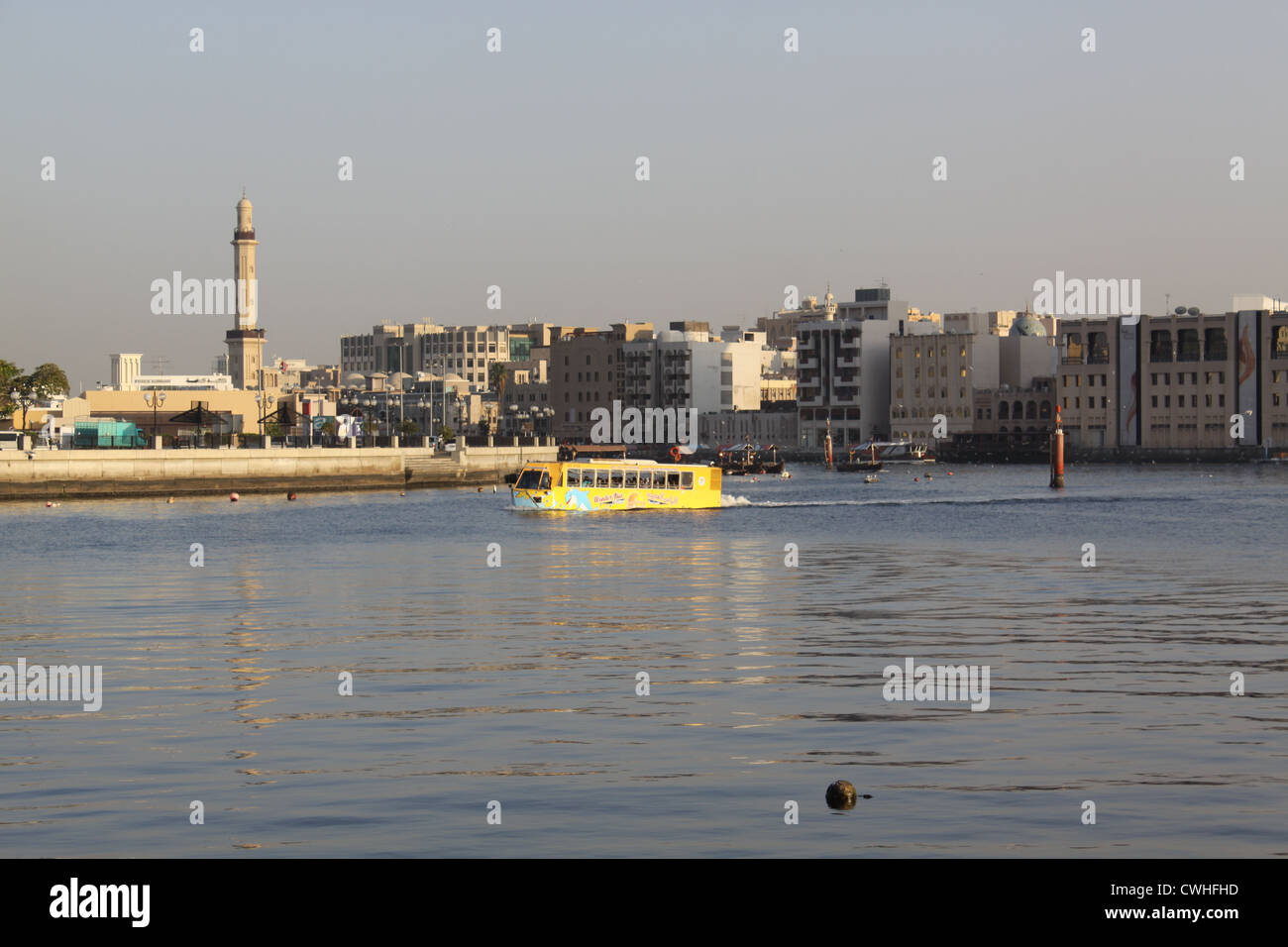 Unis. Dubaï. Vue sur la Crique de Dubaï et le bus amphibie Banque D'Images