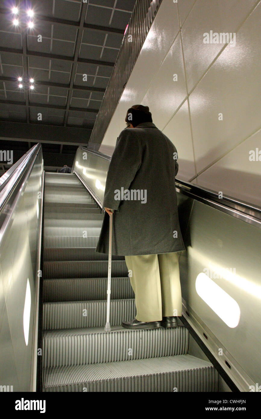 Berlin, un vieil homme sur un escalator Banque D'Images