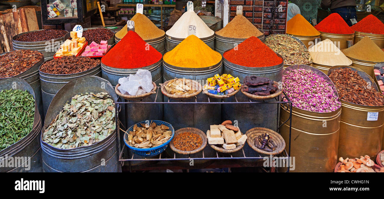 Vue panoramique de différentes épices, dans le souk de Marrakech, Maroc Banque D'Images