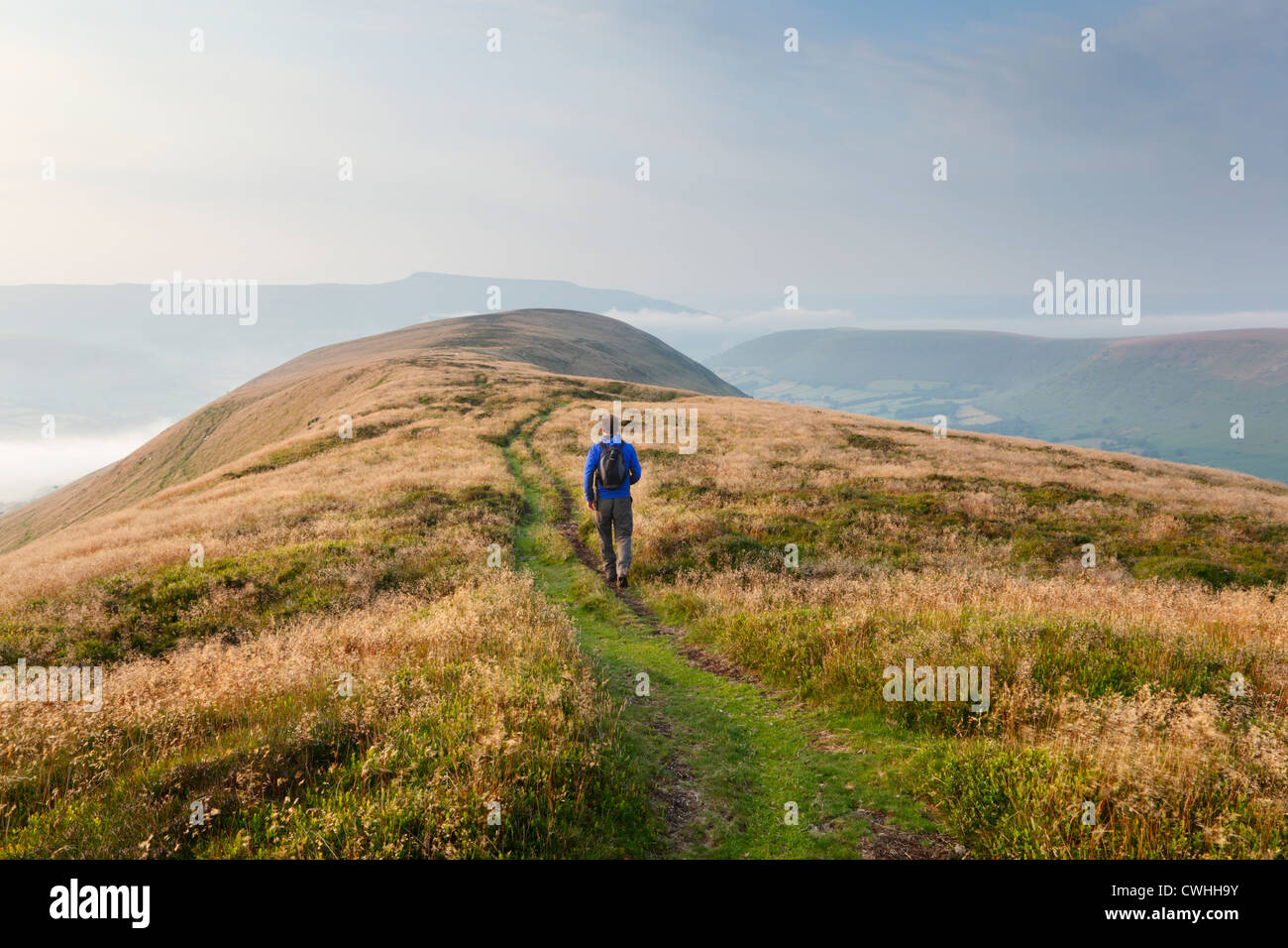 Walker sur Mynydd Troed avec la Montagne Noire dans la distance. Le Parc National des Brecon Beacons. Powys. Le Pays de Galles. UK. Banque D'Images