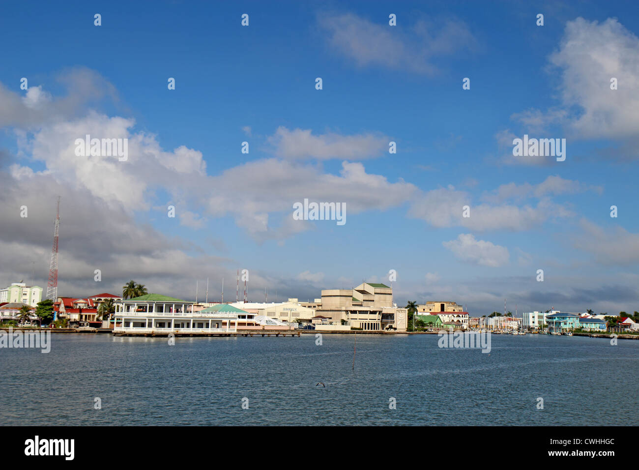 Vue sur l'embouchure de la rivière Belize et le côté sud de la ville de Belize, Belize, sur une approche de l'eau. Banque D'Images