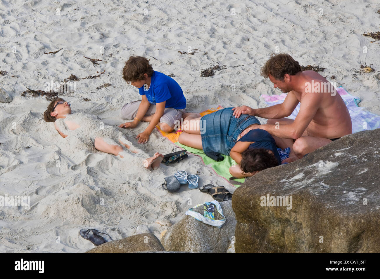 France, Bretagne, Camaret sur Mer, enfant jouant sur la plage Banque D'Images