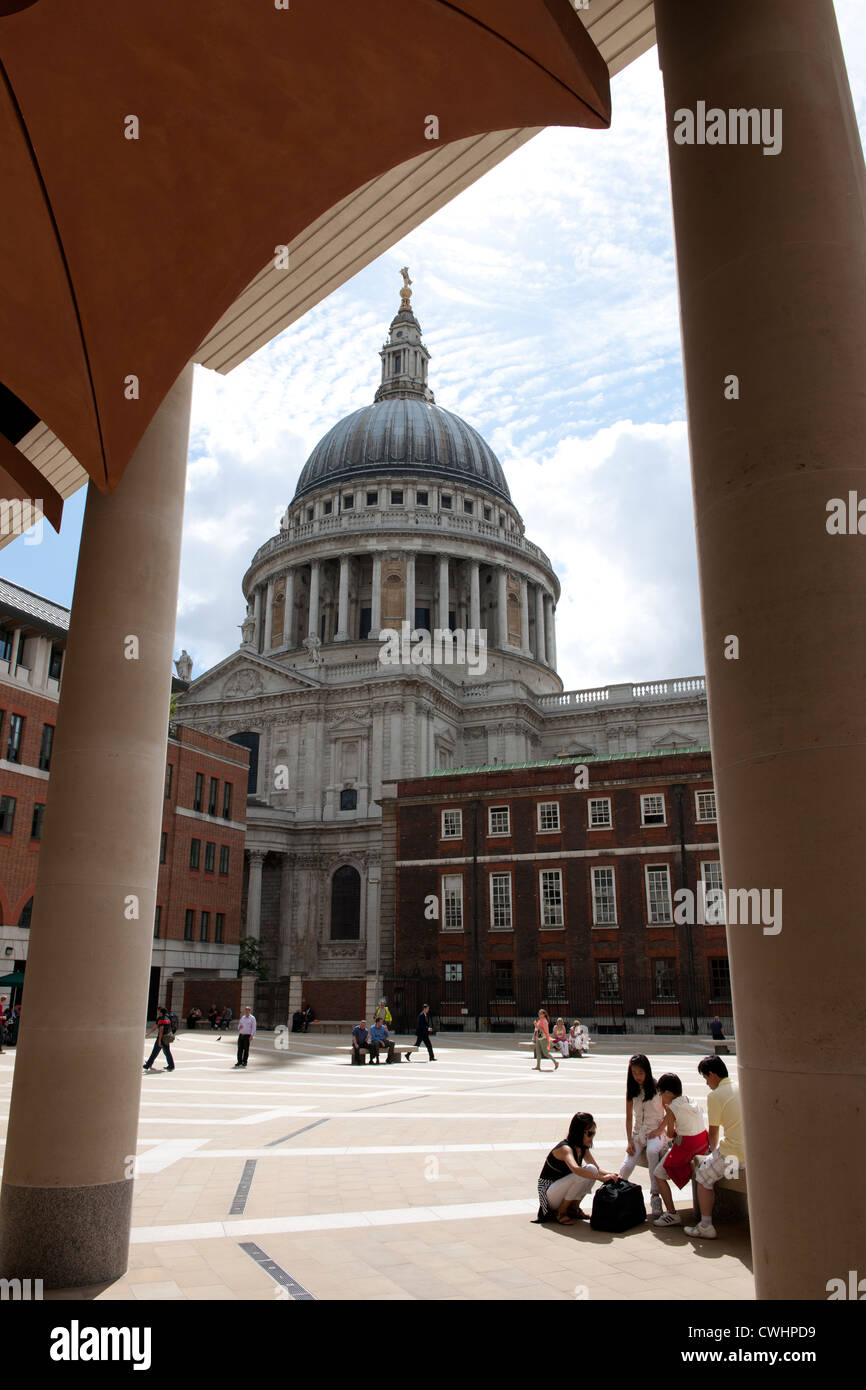 La Cathédrale de St Paul, vu que depuis la place Paternoster dans la ville de Londres. Banque D'Images