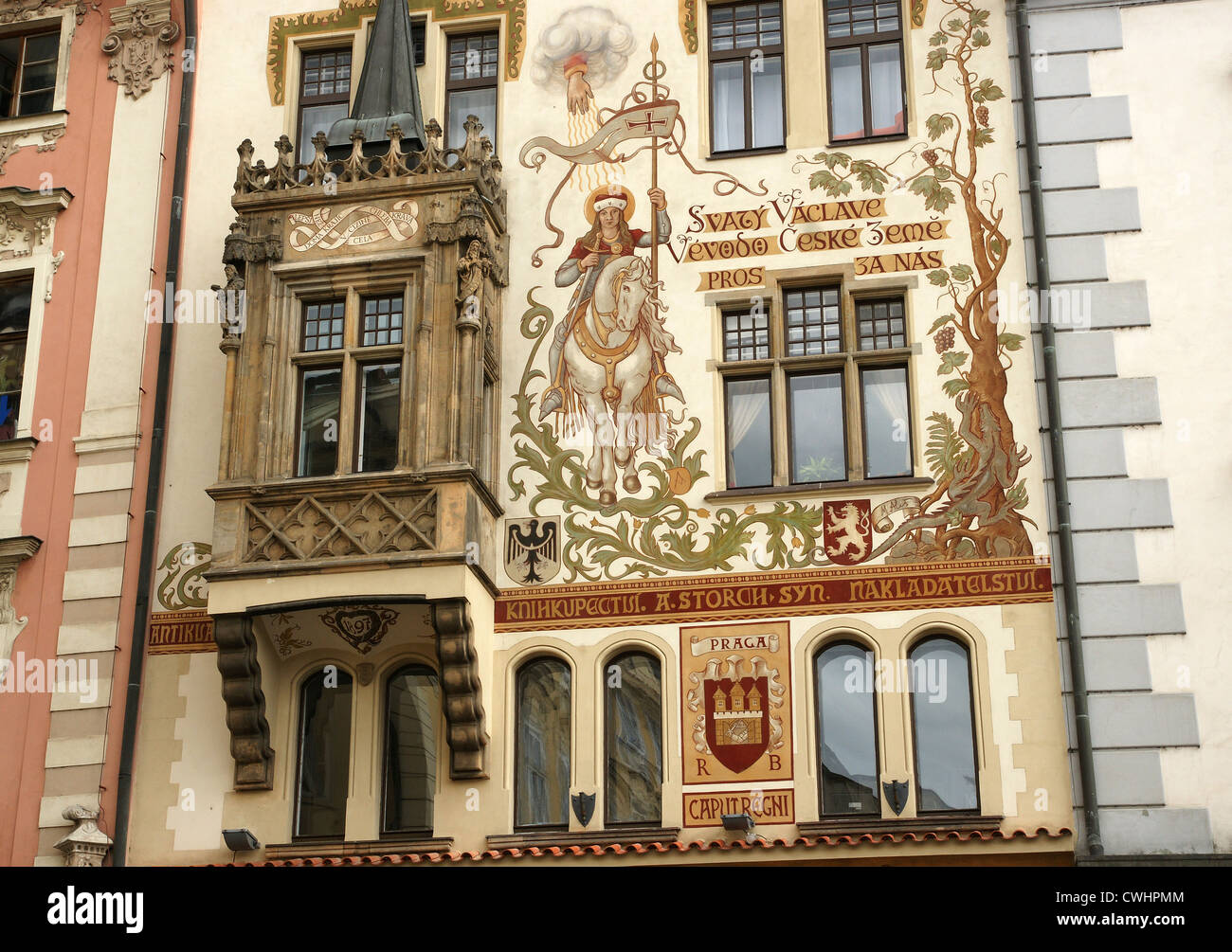 République tchèque. Prague. La Storch House (no16). Façade avec la peinture figurative de saint Venceslas à cheval. Par Mikolas Ales Banque D'Images