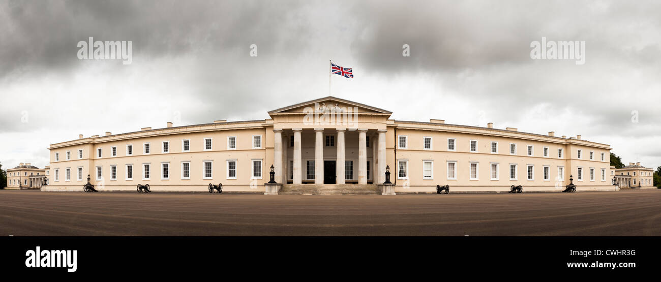 Panorama de la façade avant du bâtiment du collège de l'ancienne Académie Royale Militaire de Sandhurst. Banque D'Images