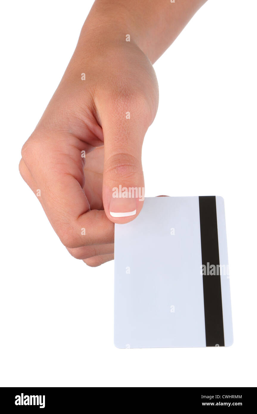 Closeup of a woman's hand holding d'une carte de crédit avec la bande magnétique vers le haut. Format vertical sur un fond blanc Banque D'Images
